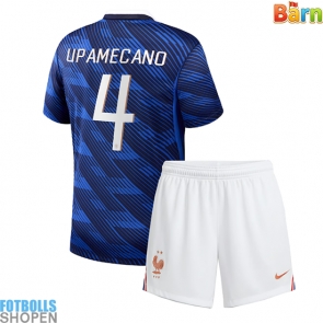 Billiga Frankrike Dayot Upamecano #4 Hemmatröja Barn VM 2026 Kortärmad (+ Korta byxor)